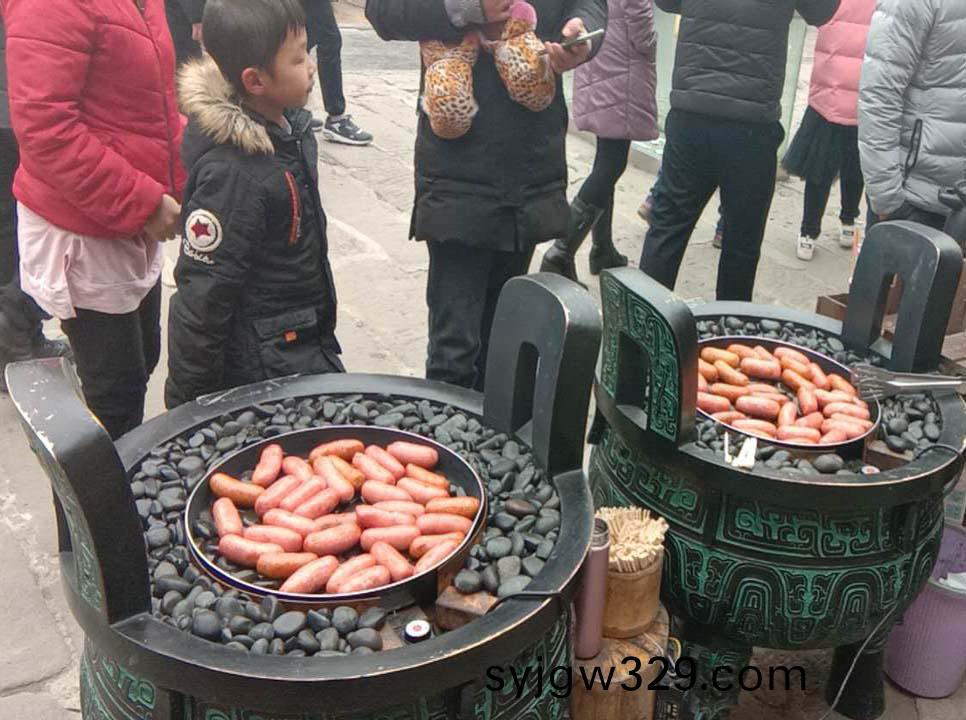 漢伯尅石鍋烤腸(chang)貴(gui)陽廟會倍受歡迎